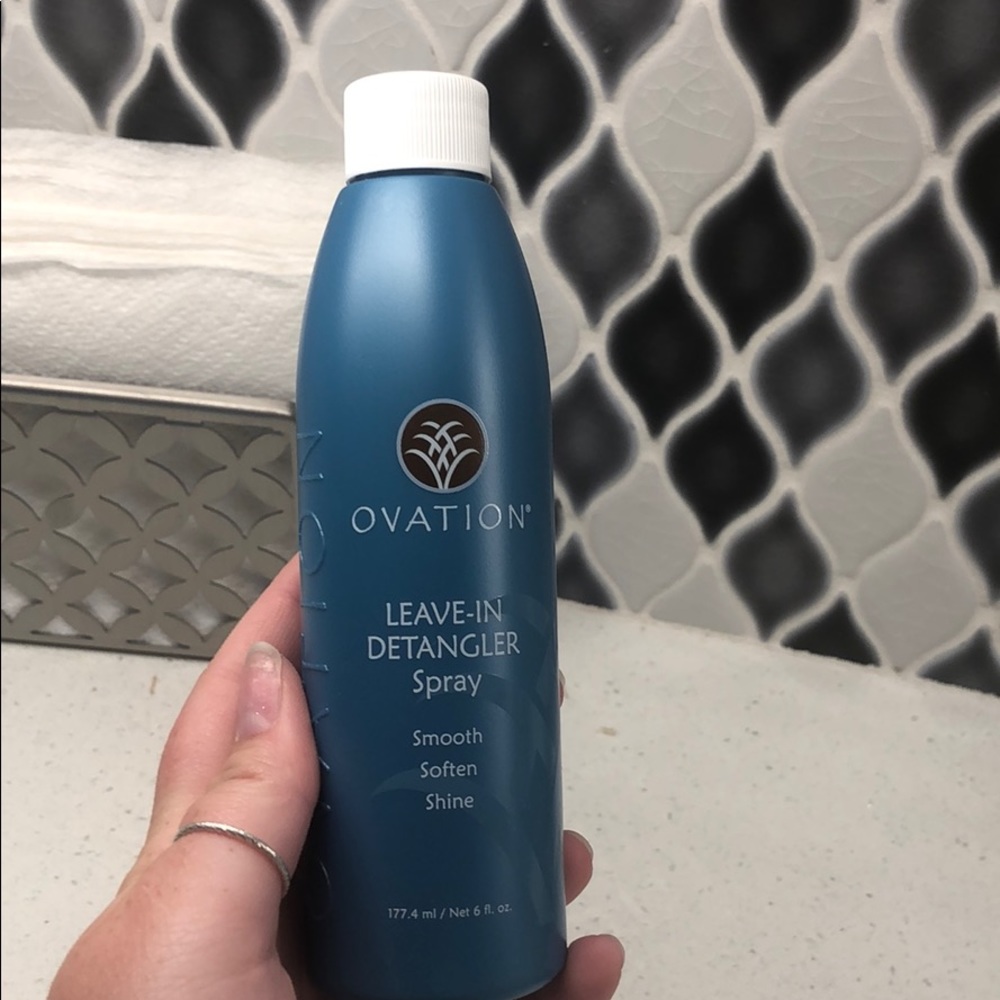 Ovation leave in detangler spray